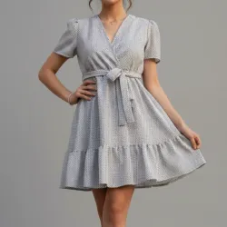 Vestido escote V con vuelo y banda ajustable