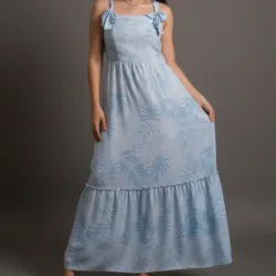 Vestido largo con tirantes ajustables y vuelo