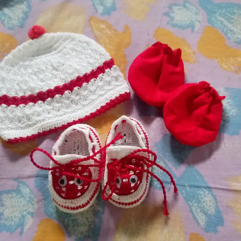 Juego de zapatos, gorro y guantillas 