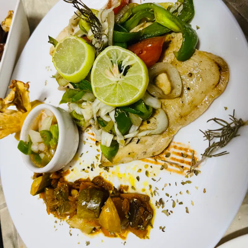 Pechuga de pollo a la plancha con salteado de vegetales 