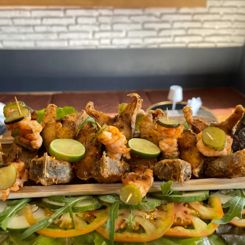 Pescado frito en canoa