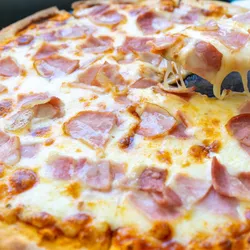 Pizza Familiar de Jamón Vicking y Queso Gouda