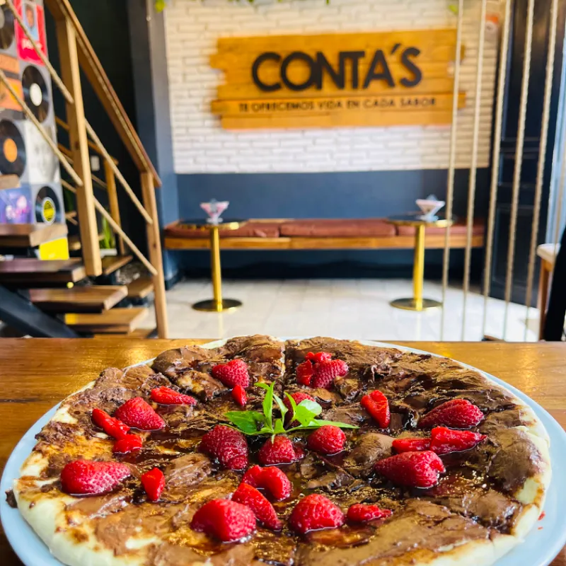 Pizza de Nutella, Fresas en almíbar y Maní 