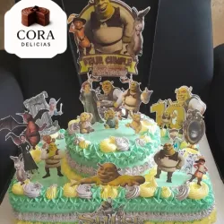 🎂 CAKES BANDEJA GRANDE DE 60CM x 30CM x 10 CM🎂 y un cake encima de 20 cm