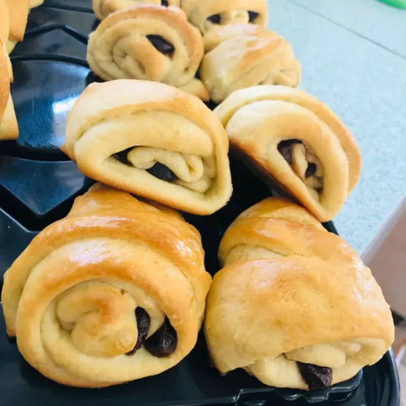 Panes con forma rellenos de conserva de guayaba 