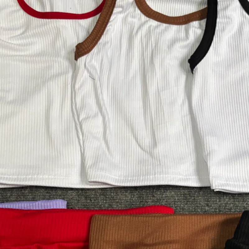 Conjunto de saya y blusa desmangada 