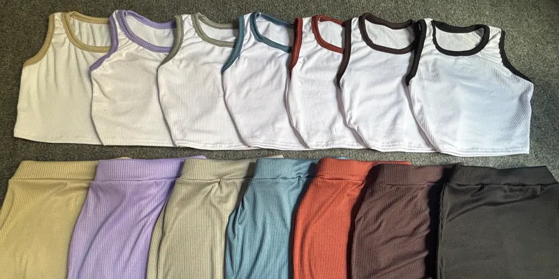 Conjunto de saya y blusa desmangada 