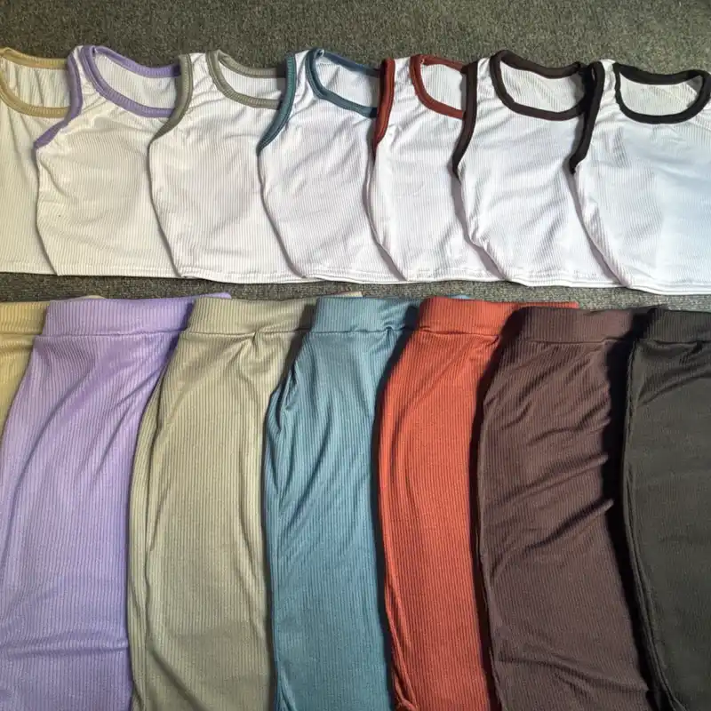 Conjunto de saya y blusa desmangada 