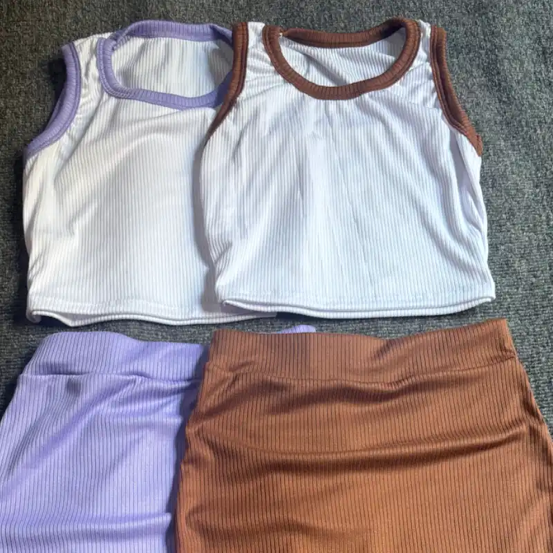 Conjunto de saya y blusa desmangada 