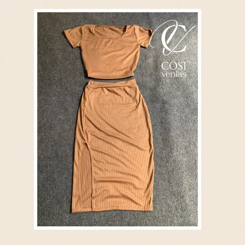 Conjunto de top cuello redondo  y saya💗 