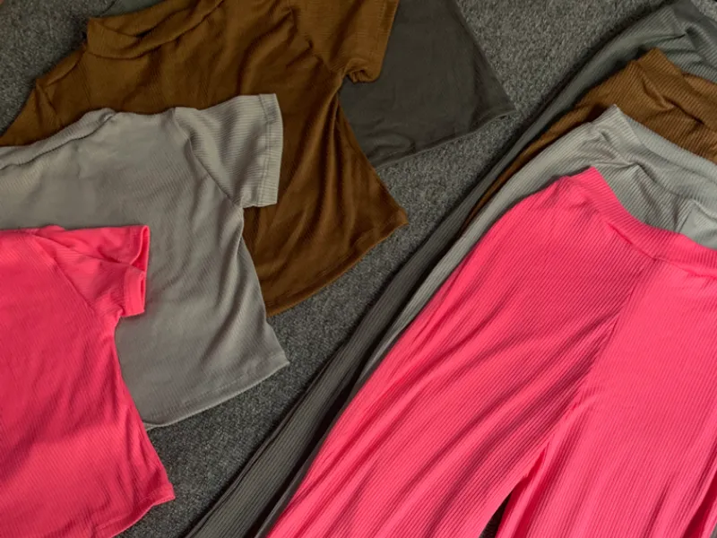 Juego de pantaloneta con Pulover cuello alto 