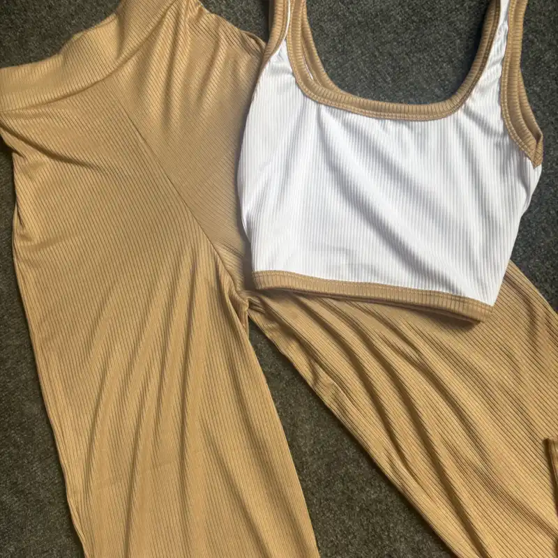 Juego de pantaloneta y top de tirantes en beige oscuro 