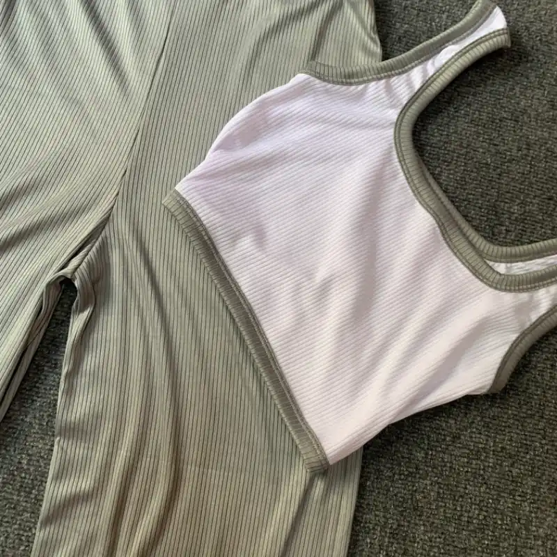 Juego de pantaloneta y top de tirantes en gris 