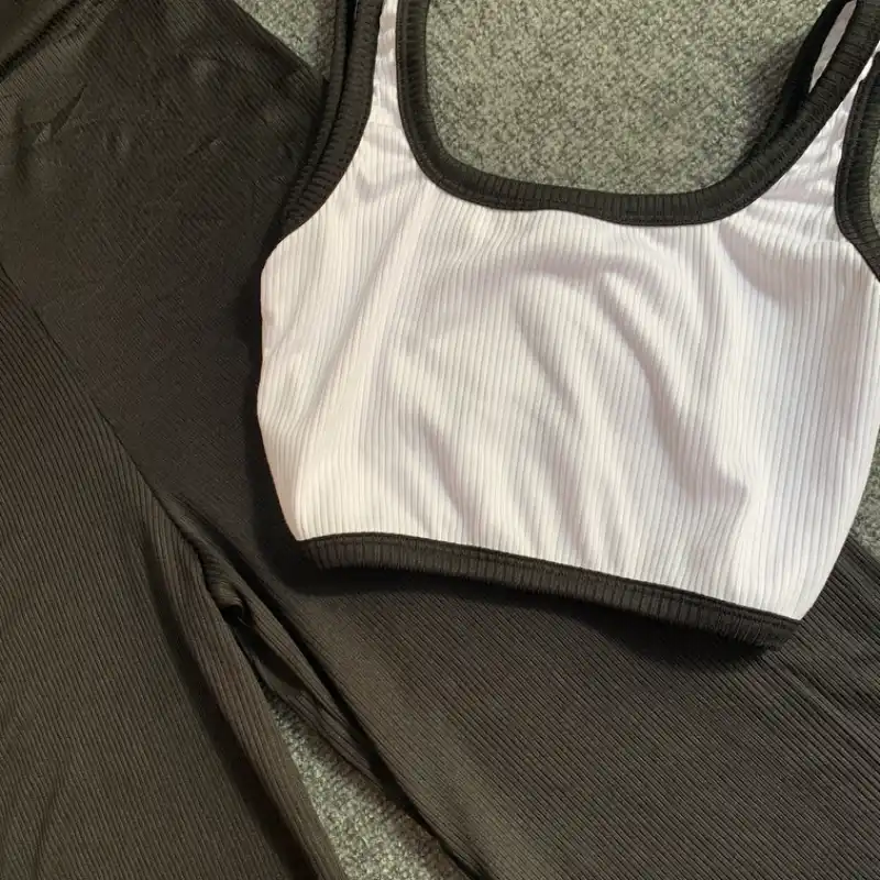 Juego de pantaloneta y top de tirantes en negro 