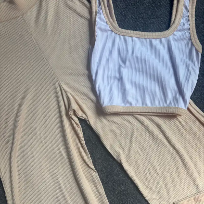 Juego de pantaloneta y top de tirantes beige claro 