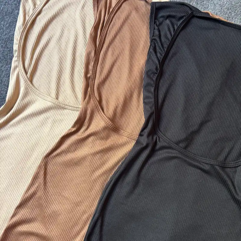 Vestido(tela espagueti)de manga corta  con abertura en la espalda