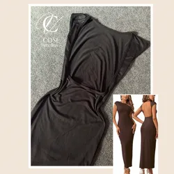 Vestido con abertura en la espalda (TELA LISA) en negro