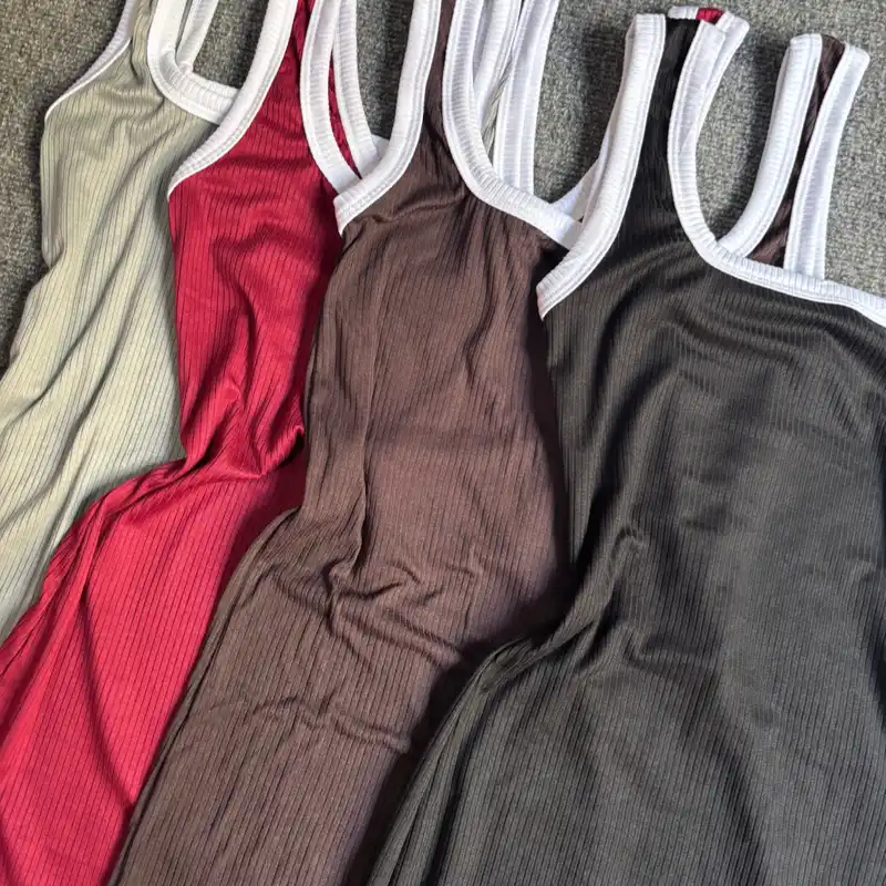 Vestido con bordes blancos 