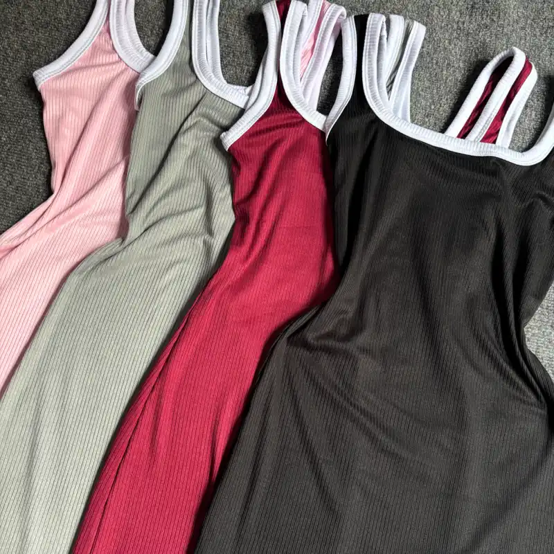 Vestido con bordes blancos 