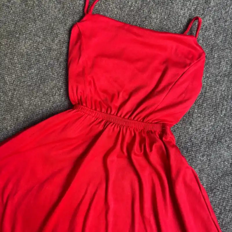 Vestido corto con espalda descubierta cruzada  rojo 