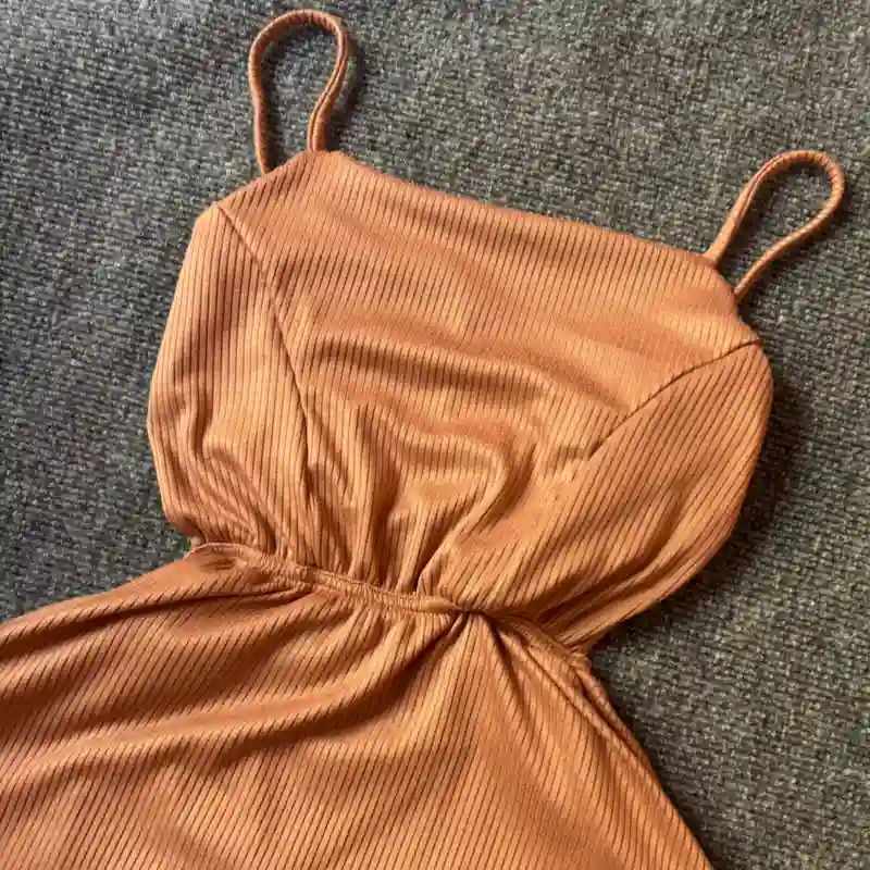 Vestido corto con espalda descubierta cruzada carmelita claro 🤎 