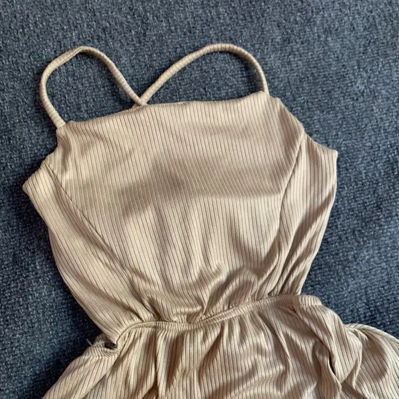 Vestido corto con espalda descubierta cruzada Beige 