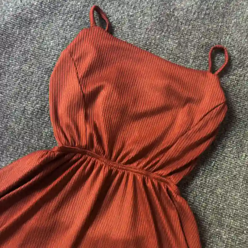 Vestido corto con espalda descubierta cruzada Carmelita oscuro 🤎