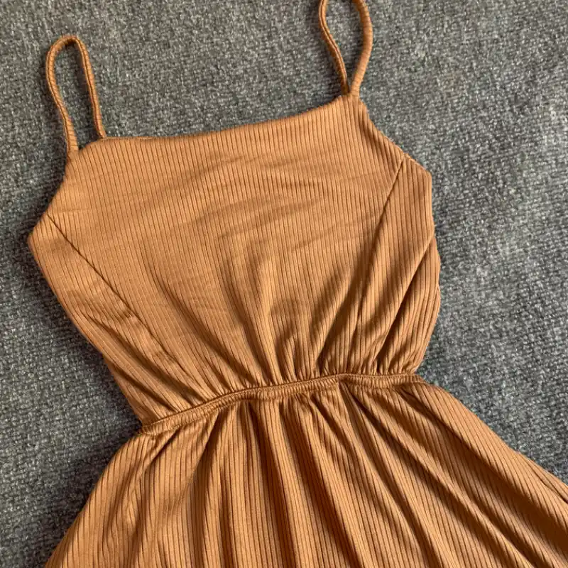 Vestido corto con espalda descubierta cruzada Carmelita 🤎