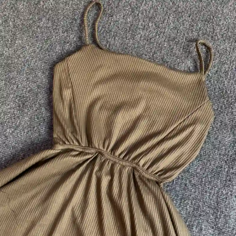 Vestido corto con espalda descubierta cruzada Verde oscuro 