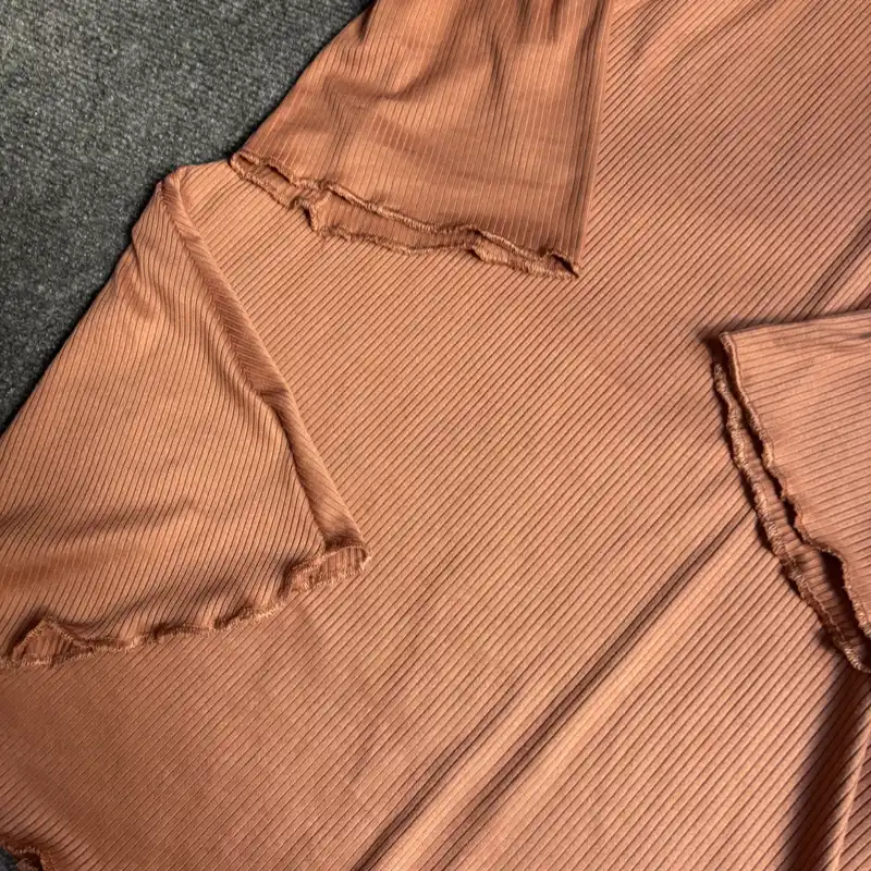 Vestido corto de manga larga carmelita claro 