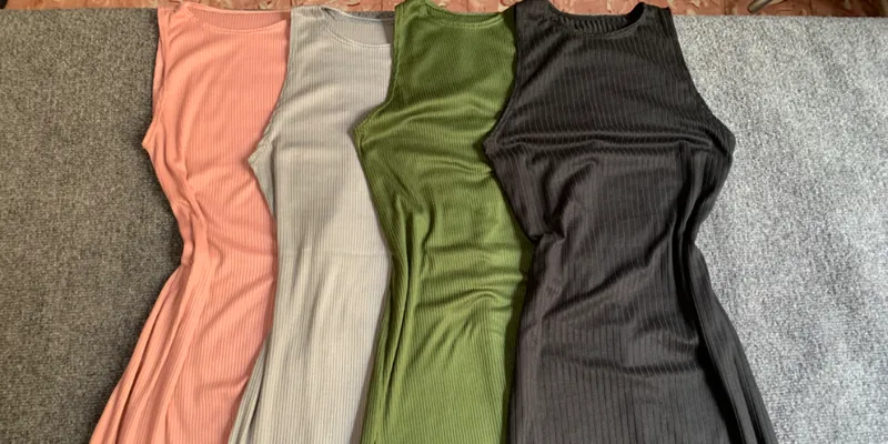 Vestido desmangado largo con abertura 