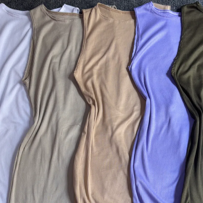 Vestido desmangado largo con abertura 