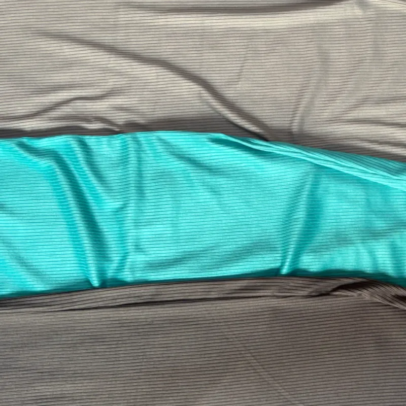 Vestido( tela algodón) de mangas cortas y espalda descubierta. 