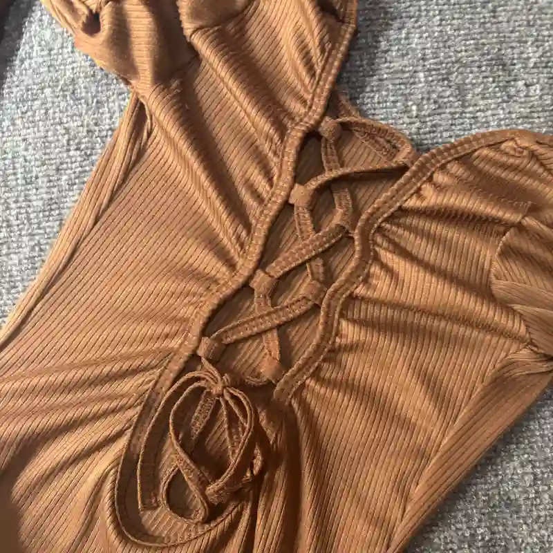 Vestido manga larga espalda cruzada en carmelita 