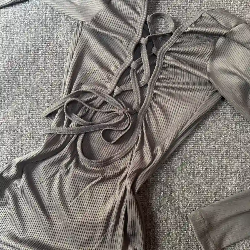 Vestido manga larga espalda cruzada en gris 