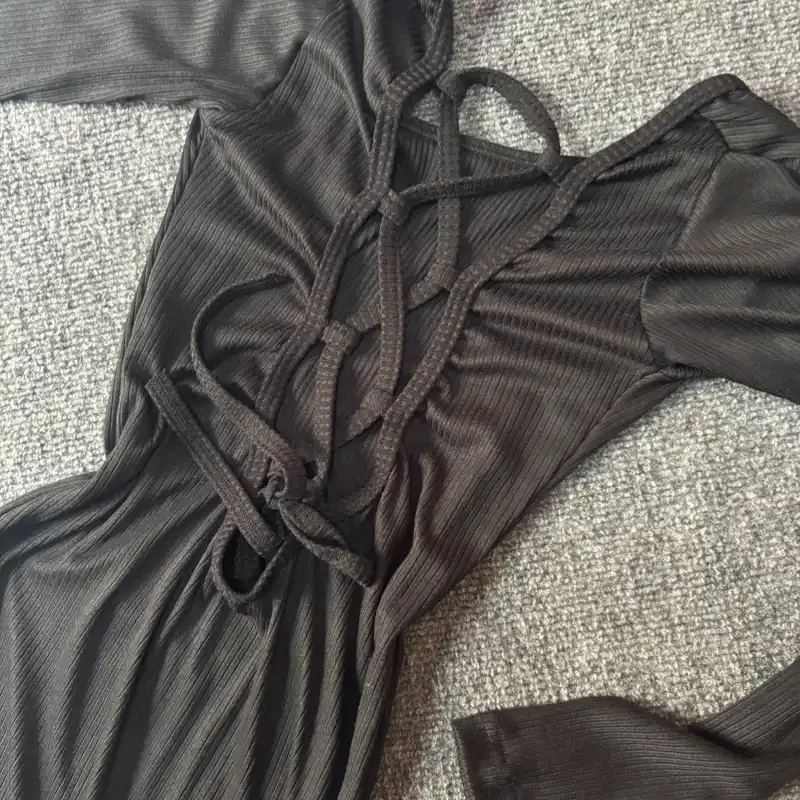 Vestido manga larga espalda cruzada en negro 