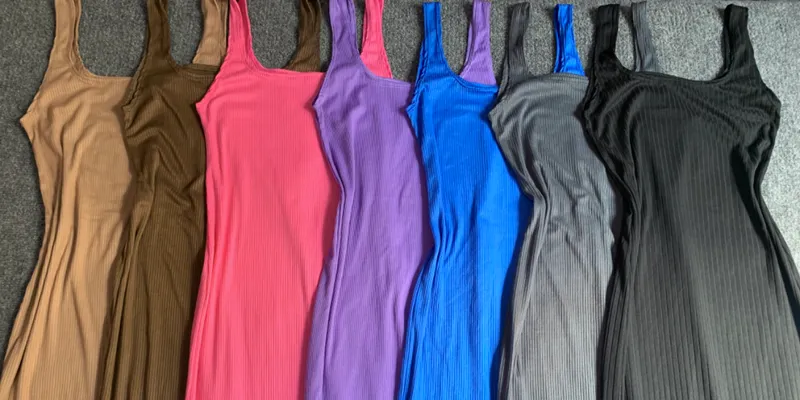 Vestido tipo camiseta con abertura en la pierna 