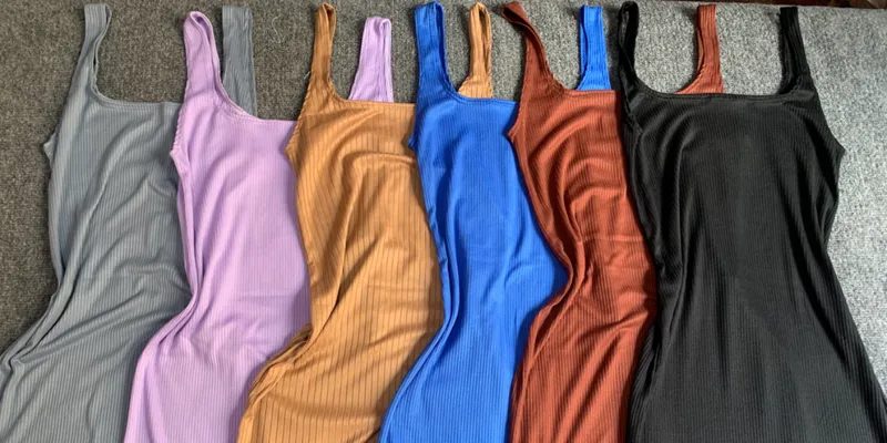 Vestido tipo camiseta con abertura en la pierna 
