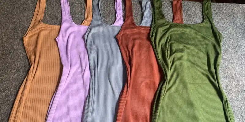 Vestido tipo camiseta con abertura en la pierna 