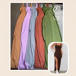 Vestido tipo camiseta con abertura en la pierna