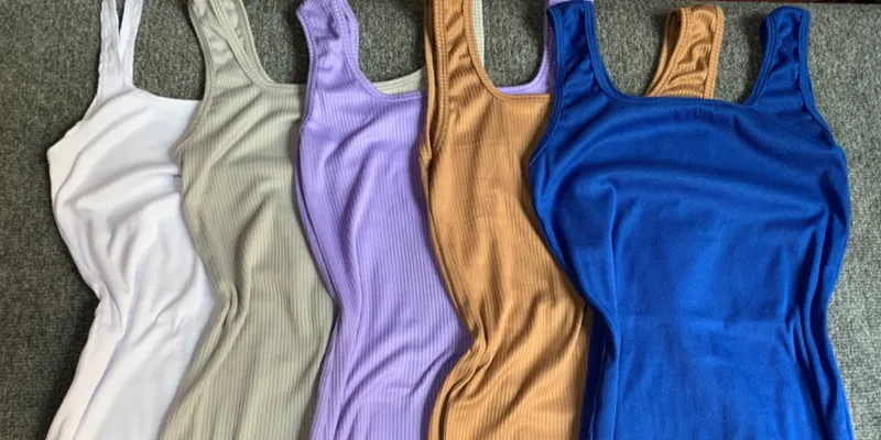 Vestido tipo camiseta con abertura en la pierna (varios colores) 
