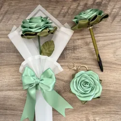 Conjunto rosa , lapiceros de rosa y llavero