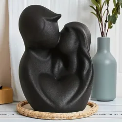 Abrazo con corazón. Figura decorativa de yeso