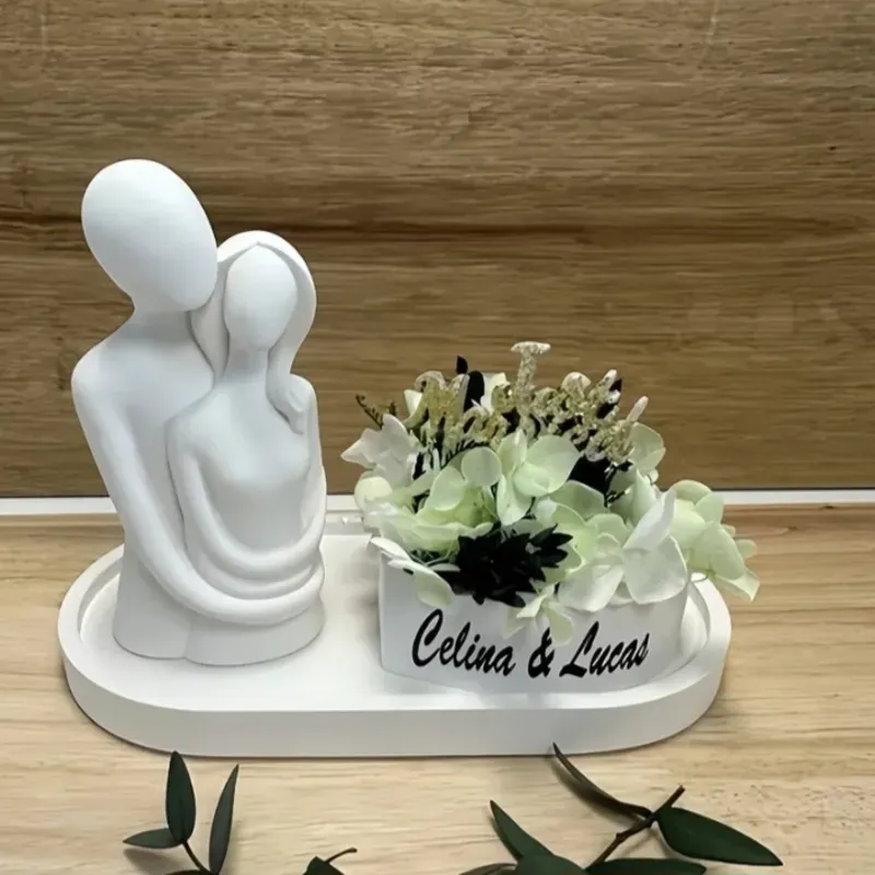 Abrazo. Figura decorativa de yeso. Minimalista