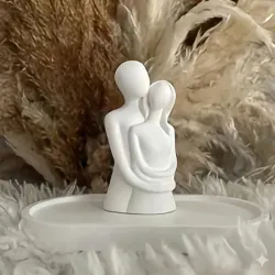 Abrazo. Figura decorativa de yeso. Minimalista