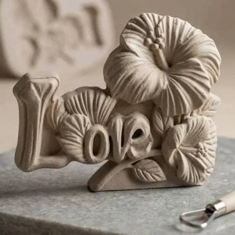 Amor floral. Figura decorativa de yeso