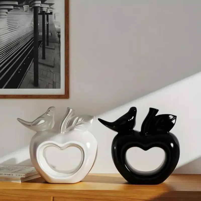 Apple with bird (Manzana con pájaro). Figura decorativa de yeso