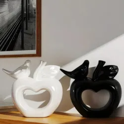 Apple with bird (Manzana con pájaro). Figura decorativa de yeso