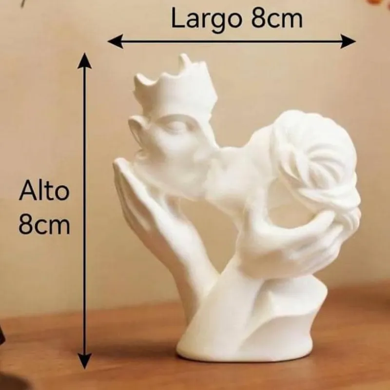 Beso romántico. Figura decorativa de yeso