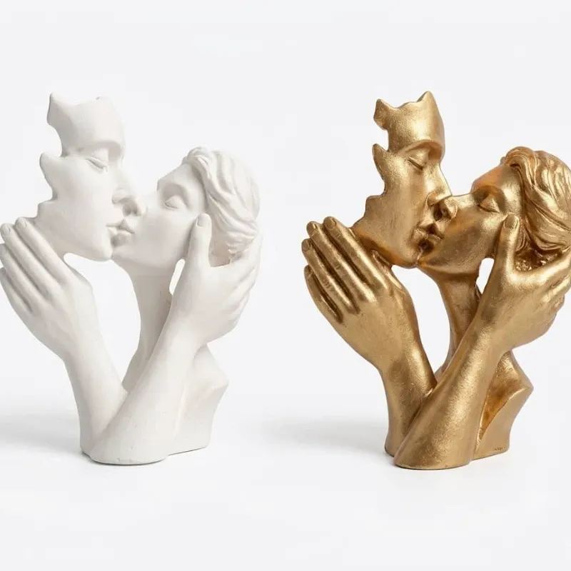 Beso romántico. Figura decorativa de yeso